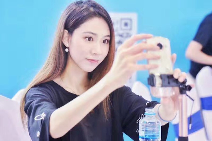 美女主播邓蝶儿：SODASODA深圳海岸城直播推广