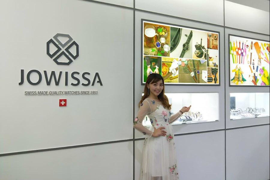 网红主播仙仙携手Jowissa瑞士原装表参加深圳国际钟表展