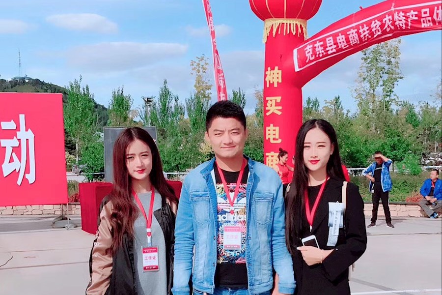美女网红主播助力克东县电商扶贫直播