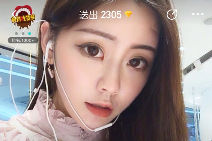 网红直播，虎牙妹万圣节晚装酒吧线下出席推广直播