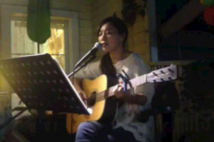 美女弹唱歌手—亦菲