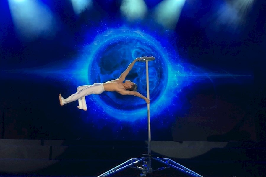 晚宴晚会年会活动杂技空中漫步表演