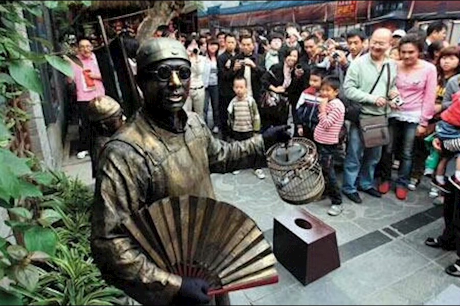 活体“铜人”秀表演