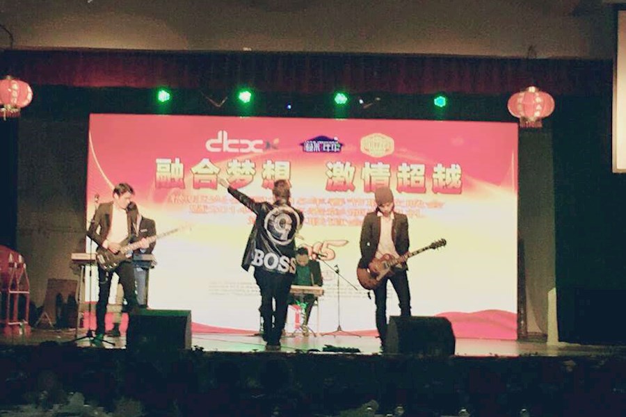 商演，抒情民谣闹钟乐队