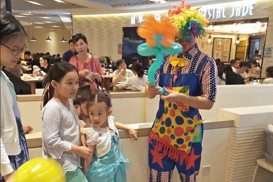 广州批萨玛尚诺店小丑暖场