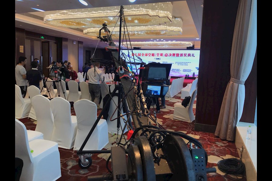 活动多机位，摇臂导播