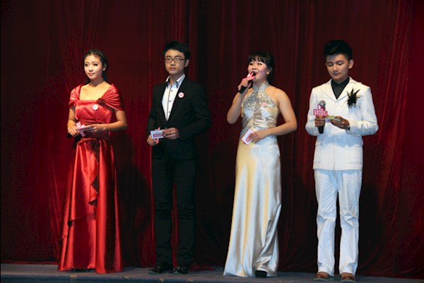 需要一男一女主持人