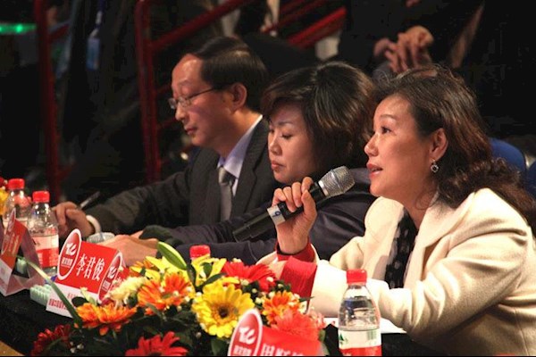 需要两名声乐老师，担任评委