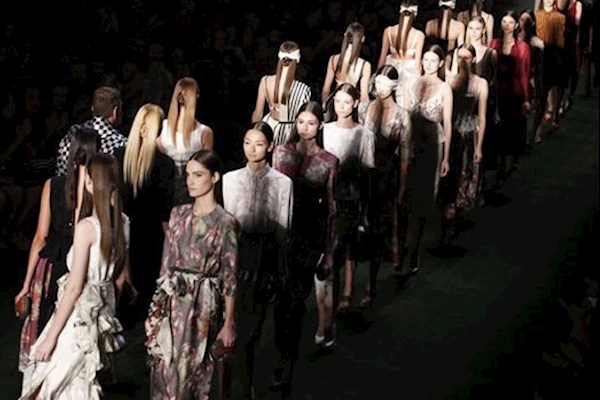 深圳服装拍摄需要女模特