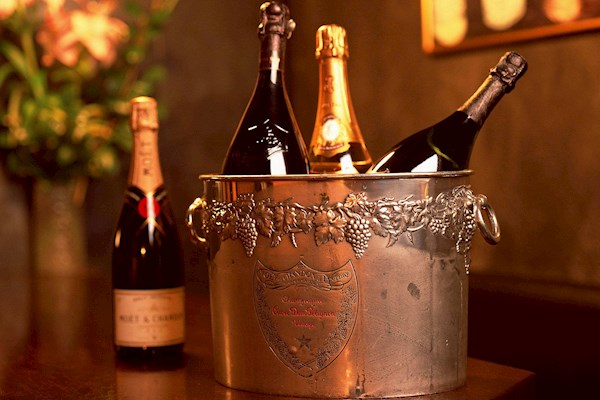 请网红销售进口红酒