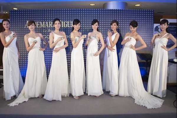 拍摄需要多名模特