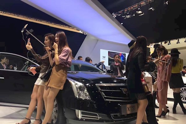 昆明11月9-13日车展需要2个网红现场直播推广