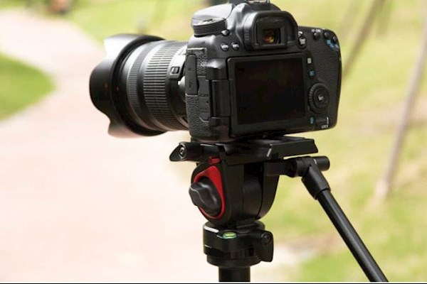 珠海会议中心需要摄影摄像各一人，还有一个2X3桁架背景版