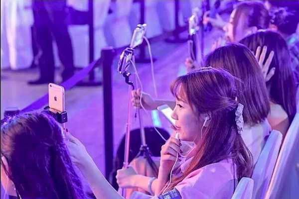 深圳南山汽车行业需要一位网红在活动现场进行线下直播，时长半个小时左右。