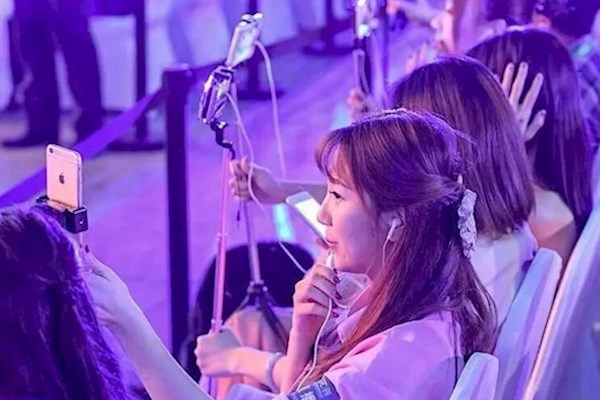 深圳商场开业需要两名网红