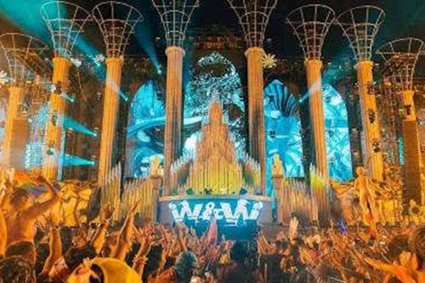 珠海活动需要主持人一名，礼仪6名，微信签到