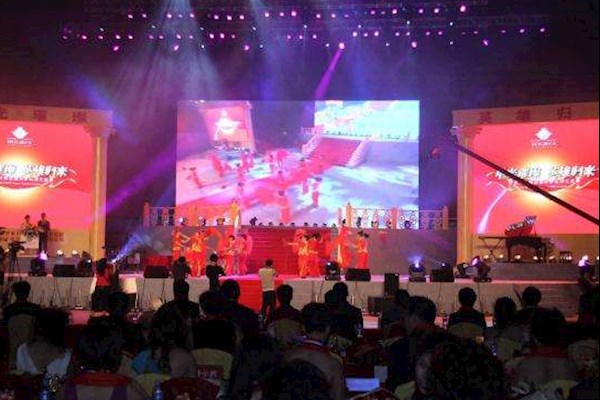 烟台12月30日下午4机位带摇臂晚会拍摄