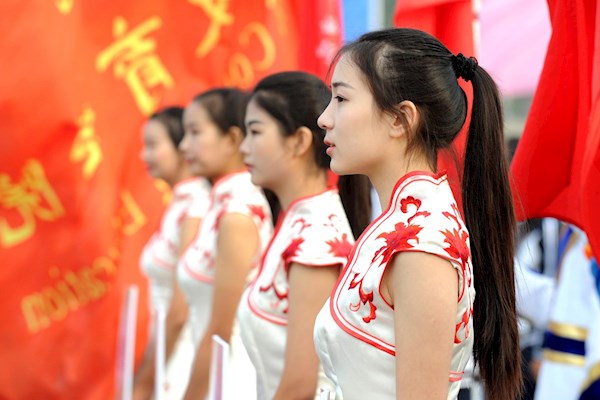 3.2号阳春东湖国际大酒店需要 两名礼仪