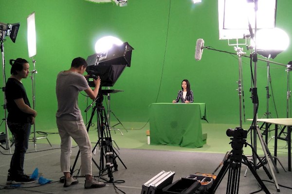 7.12桂林需要双机位拍摄，带小蜜蜂补光灯化妆师等