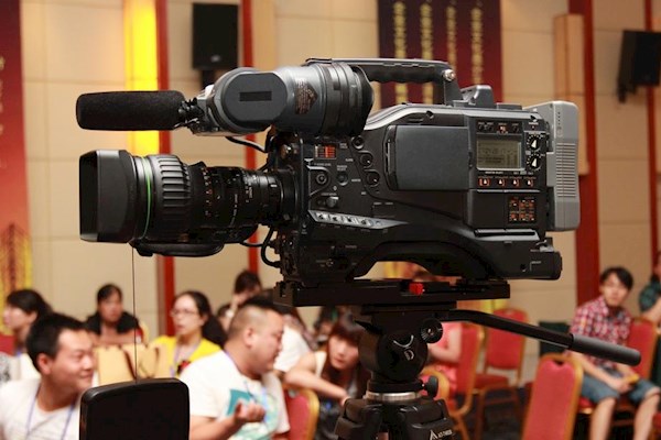 9.20盐城需要摄像师一名带补光灯