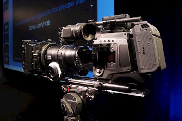 11.1号江门需要一名摄像师加补光灯