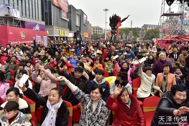 望云国际广场试营业明星演唱会活动现场已经坐满了观众，外围更是被热情的攸县人民围得水泄不通