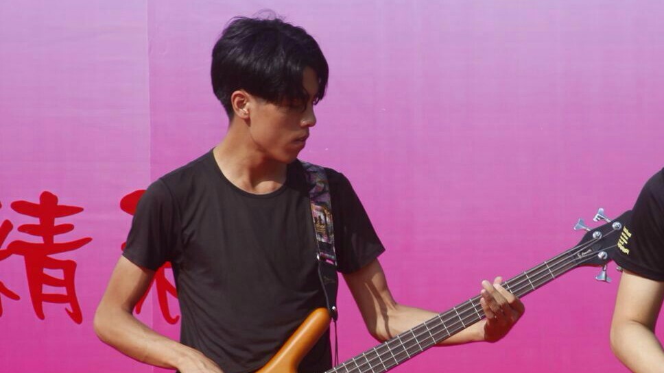 帅气吉他男歌手-国钧