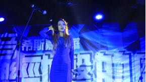 时尚气质女歌手卢霖