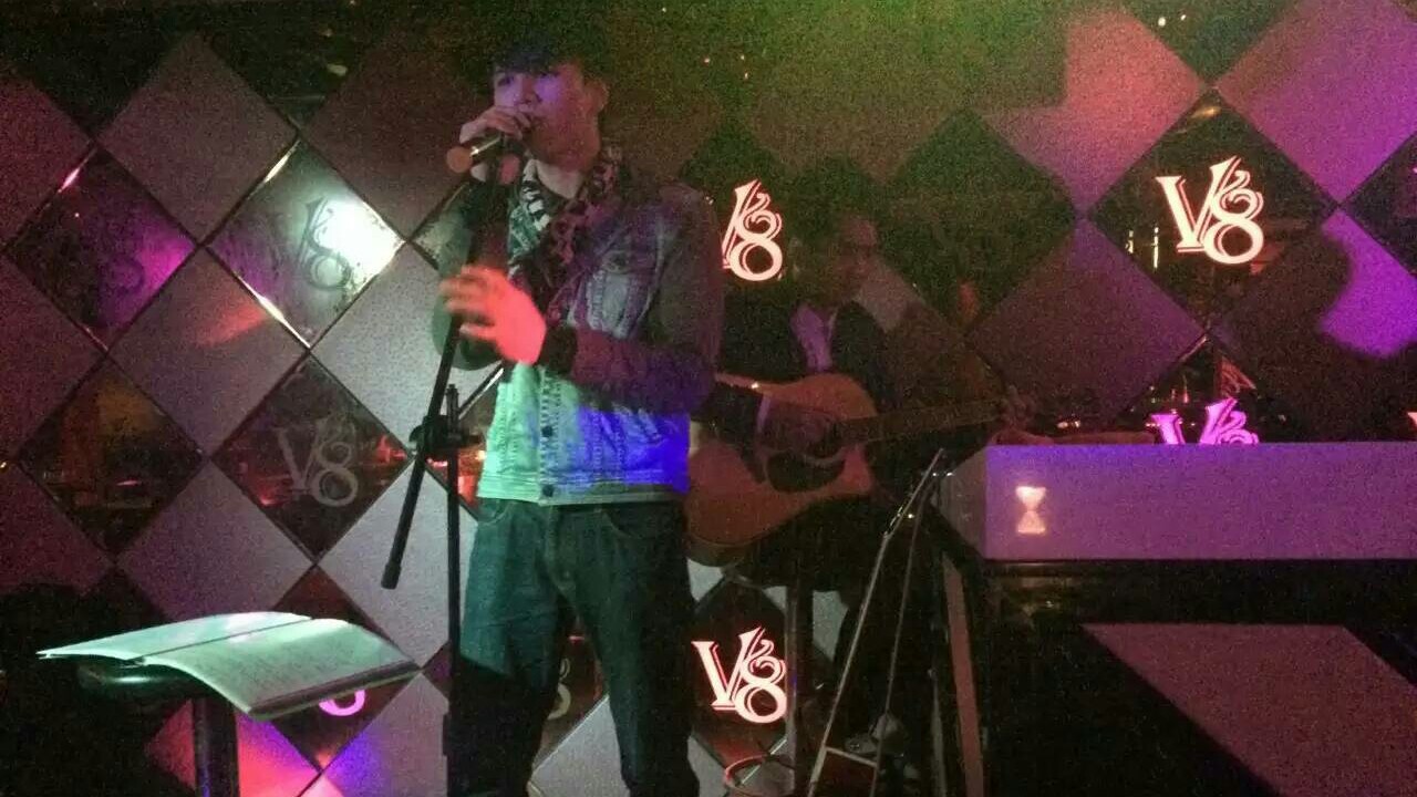 声音浑厚，抒情男歌手