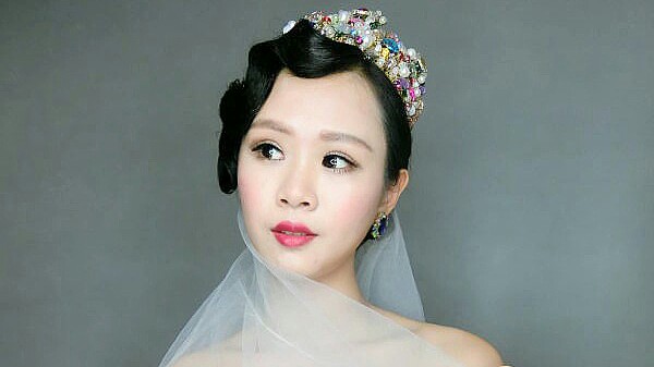 妆面婚纱样片模特