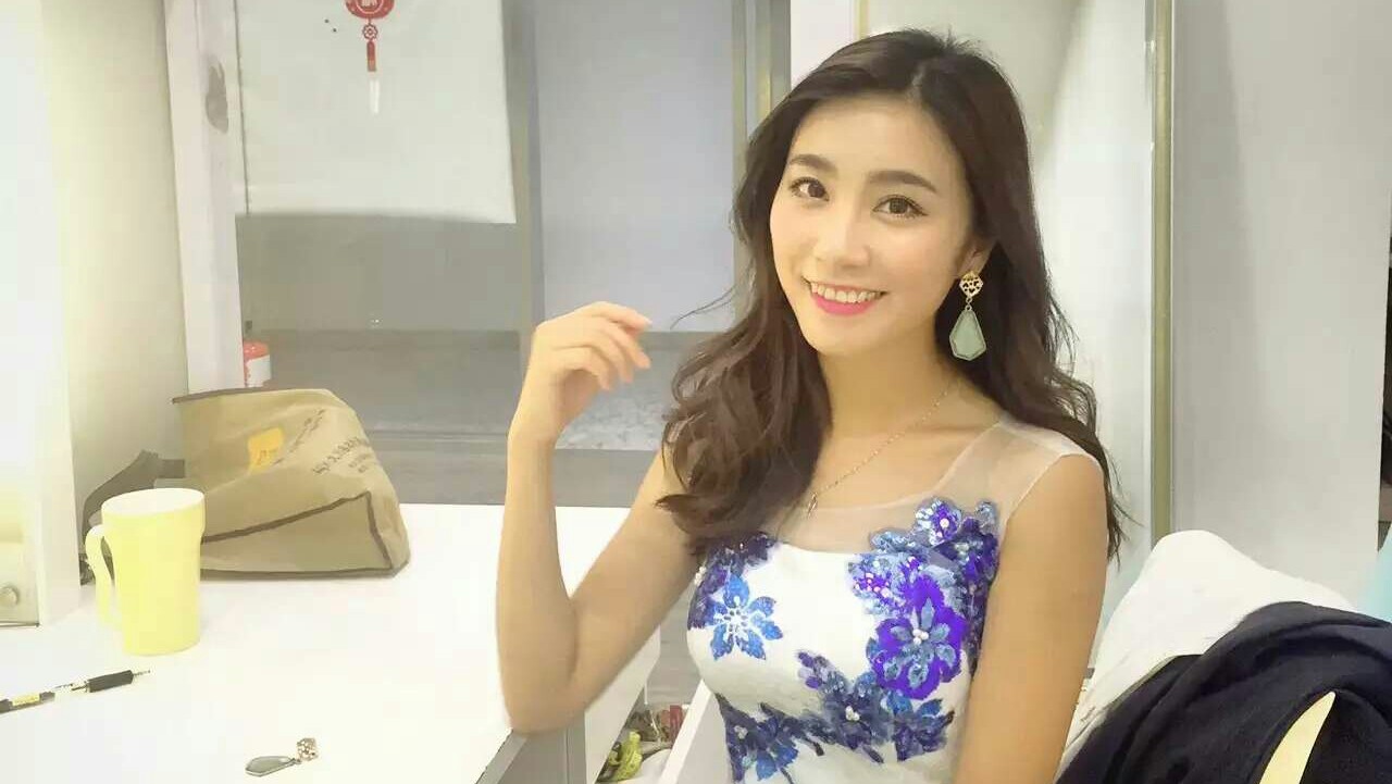 时尚女主持