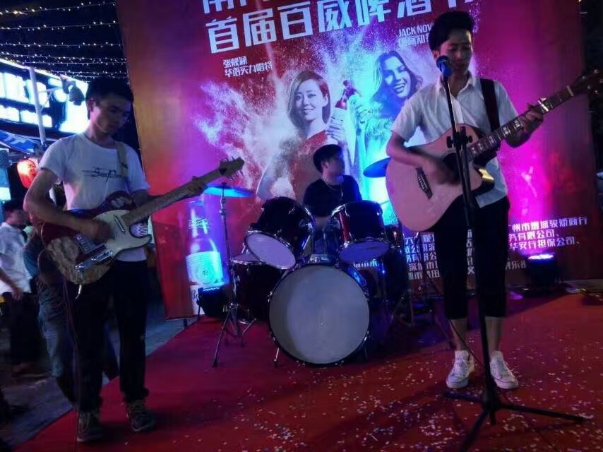 李伟