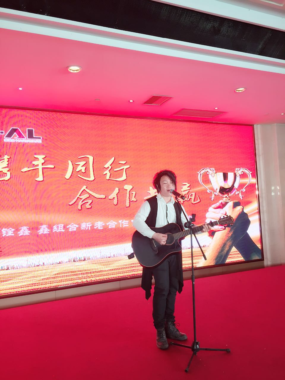 餐吧驻唱，吉他弹唱男歌手_