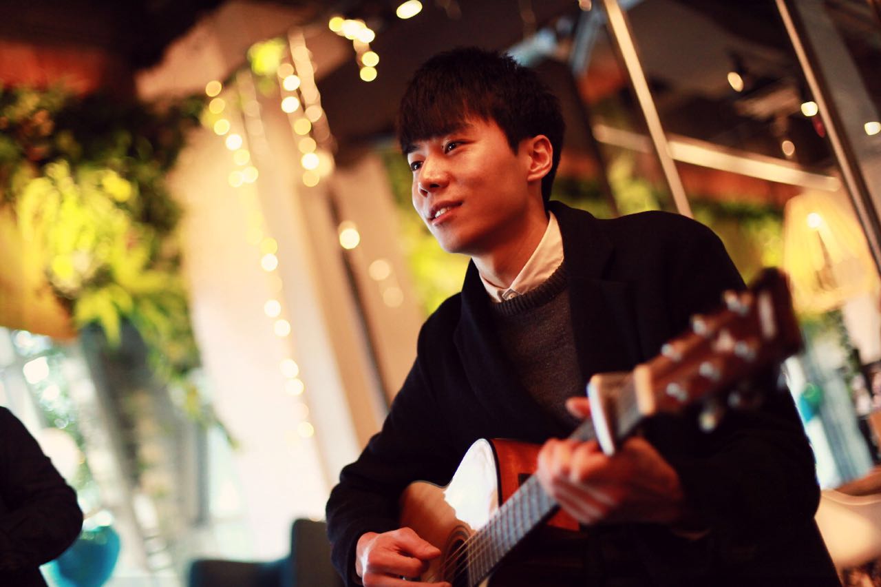 帅气吉他男弹唱歌手---kk