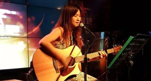 餐吧演出，田园风弹唱女歌手-百合