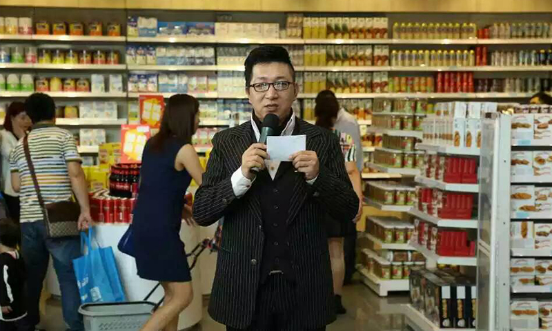 电视台资深男主持文东