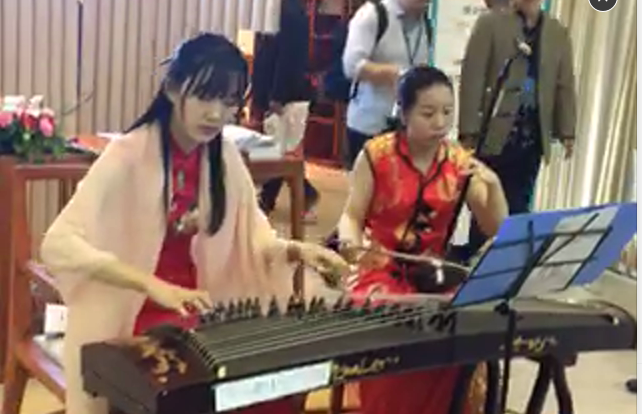 美女古筝乐手-彭菡妮
