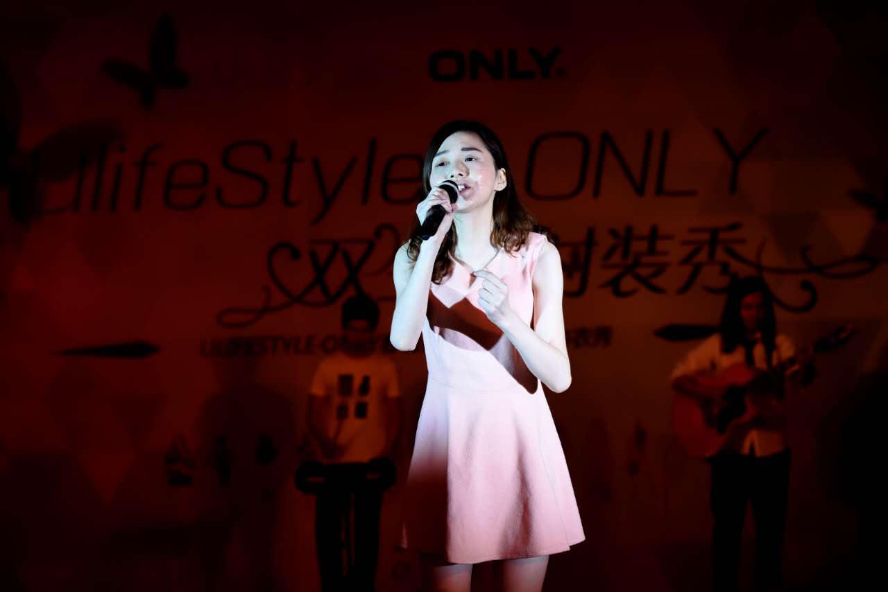 实力女歌手-黄少慧