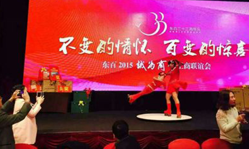 双人冰上芭蕾加柔术表演-王莉 