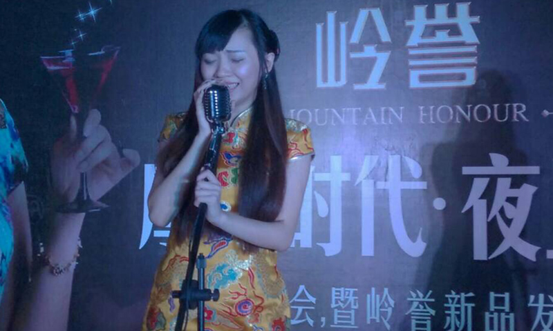 餐吧靓丽女歌手-上官飞儿