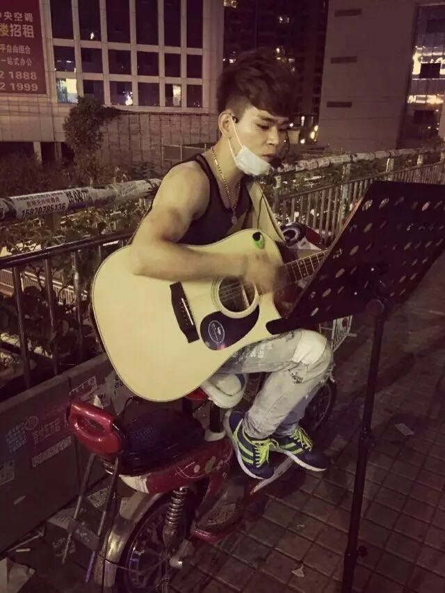 男吉他弹唱-卢俊开